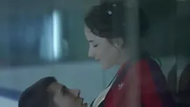 豐滿的健美運動員向男人抽搐，讓他們玩她的陰戶