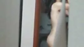 紋身的青少年女孩吮吸一個大雞巴，跳上它