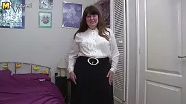 學生亂搞老胸部在他的桌子上