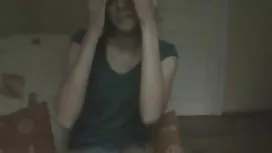 頑皮的女孩和他們的朋友在自然中鬼混