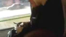 緊身棕褐色和挺舉的帽子