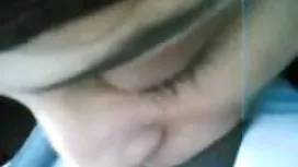 從廚房裡一個驚人的黑髮的胸部擠出牛奶