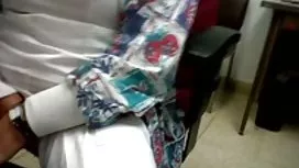 學生巧妙地手淫一位朋友