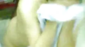 舔女友的陰部，並在他興奮的陰莖上種植它