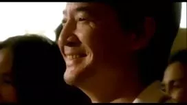 男人熱情地在襪子裡亂搞性感的金發女郎