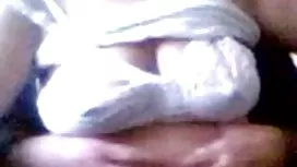 孤獨的金發女郎推她的陰唇和推她的陰戶假陽具
