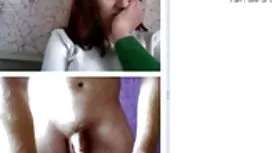 男人的手指撫摸著黑髮的洞
