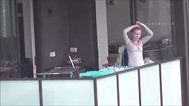 在餐廳的後院肆無忌憚的熱狂歡