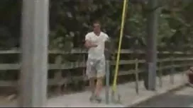 年輕的混血兒甜蜜自慰在台階上