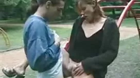 18歲的金發女郎詹娜騎著一個巨大的陰莖