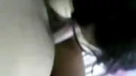 兩個華麗的母狗與廚房裡的男人發生肛交