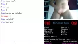 金發碧眼的小貓在裸體海灘上騎她的男朋友的傢伙