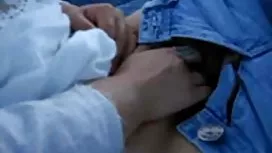 年輕的美女學會與她的母親裸體姿勢