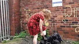 在寒冷中舔黑色女主人的腳