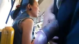 教練很快就在兩名年輕網球運動員的球場上操