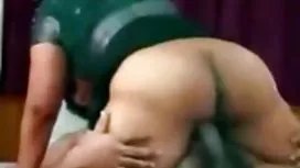 屁股的男性操女孩在深口交以後
