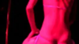 裸體吸煙女性騎她的男朋友的騎手