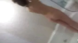 頑皮的黑髮女郎在她父母不在家的時候愛撫自己