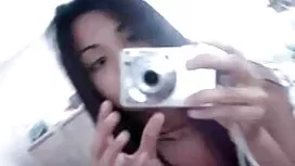 誘人的家庭主婦炫耀她的大水多的山雀
