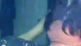 禿頭烏木津津有味地咬著白恍惚