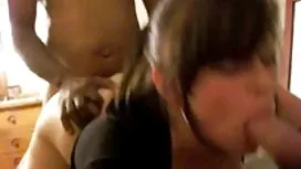 小男人檢查年輕體操運動員靈活身體的能力
