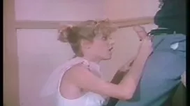 一個男人正在通過公共靈魂牆上的一個洞盯著裸女