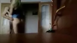 爸爸戴著眼鏡不斷炒年幼的女兒