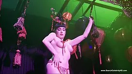 與丈夫亂搞告訴他有關她的情人的事情