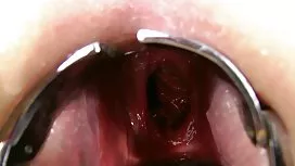 18歲的小妞決定第一次在屁股上做愛
