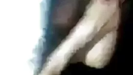 青少年的母狗在泳池邊有同性戀性行為