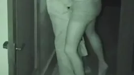 成熟的黑髮美女吮吸陰莖的傢伙