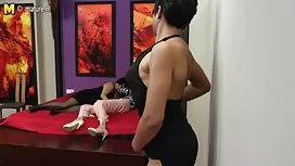 熱的女性互相舔pussies