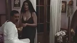 精神病患者抓住了一個漂亮的女孩並開始嘲笑她