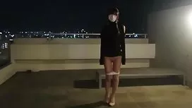 迷人的裸體娃娃成了隱藏變態射擊的明星