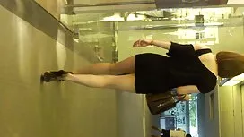 18歲的模型與剃光貓和小山雀輕輕地自慰她的陰部
