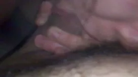 戀人們從一個年輕的同性戀者的赤裸身體中進食