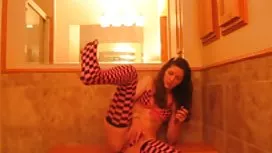 伙計們拍攝性感的妓女，並在沙發上操