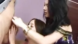 迷人的女孩在兩個洞裡一次性交