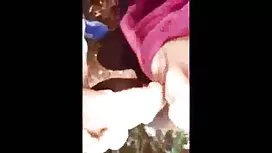 年輕的女孩出演情色，甚至愛撫貓在相機上
