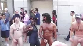 當一個大雞巴進入她的屁股時，金發女郎尖叫起來
