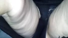 性感的女孩用油擦拭自己，輕輕地撫摸