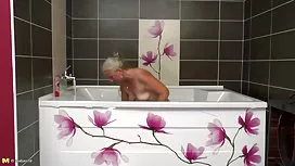 瘦小的賤人與小山雀perdolit自己與振動器