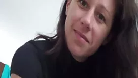 厚厚的阿姨羞於脫光衣服，穿著泳衣進入淋浴間