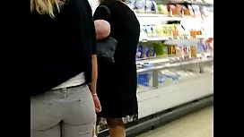 這些傢伙邀請了一個可愛的蕩婦去參觀並和她們在一起