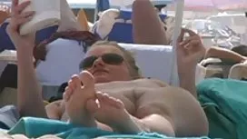色情女用貼身內衣褲的肉慾的金發碧眼的女人指向她的貓