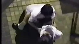 一名男子抓住小雞手淫，並讓她吸他的大雞巴