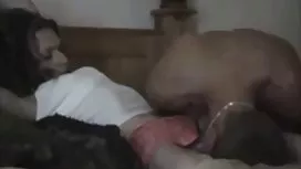 四個男人性交一個年輕漂亮的女孩
