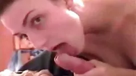 大膽的女學生引誘老師，並在桌子上給自己