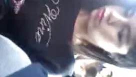 這個折磨者用繩子繫住女孩，不要逃跑