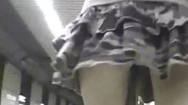 絲襪中的兩個乳頭巧妙地卡在陰莖和男人的球上